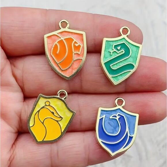 Harry Potter Hogwarts Gryffindor Enamel Necklace Pendant 113-2 - Picture 4 of 4